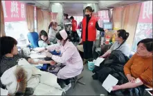  ?? WANG JING / CHINA DAILY ?? People donate blood on Friday at a center in Yancheng, Jiangsu province, after an explosion the day before at an industrial park killed 62 people and seriously injured 94.