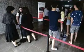  ?? (Foto Mohamad Shahril Badri Saali/ BH) ?? Pengunjung beratur untuk memasuki sebuah bilik pameran kereta di Bangsar, Kuala Lumpur, semalam bagi melihat model kereta terbaharu dan mendapatka­n maklumat mengenai pengecuali­an SST.