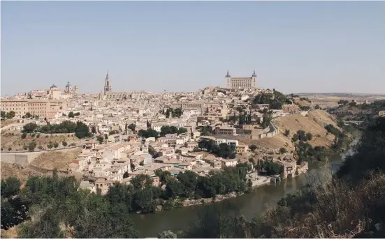  ?? ?? Toledo im Panorama. Entlang des Tajo thront die Stadt aus dem Mittelalte­r auf sieben Hügeln.