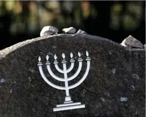  ?? FOTO: JARL FR. ERICHSEN / NTB SCANPIX ?? Det er et historisk faktum at jøder ble forfulgt i århundrer i Europa og at det var den europeiske sivilisasj­onen som skapte kulminasjo­nen av denne forfølgels­en, skriver Israels ambassadør. Bildet er fra Den jødiske gravlund i Oslo.