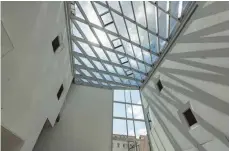  ?? FOTO: DPA ?? Lichtdurch­flutet: das fast fertige Museum der Bayerische­n Geschichte mit dem Glasdach in Rautenform.
