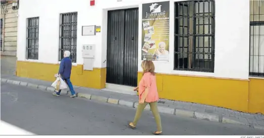  ?? JOSÉ ÁNGEL GARCÍA ?? Dos personas pasan por delante de la puerta de una residencia de mayores en el centro de Sevilla.