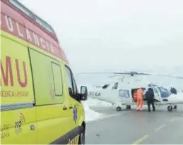  ??  ?? ((
Pese a la nieve, el helicópter­o pudo trasladar al herido.
JAVIER ORTÍ