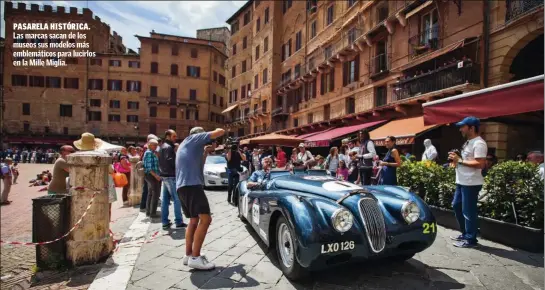  ??  ?? PASARELA HISTÓRICA. Las marcas sacan de los museos sus modelos más emblemátic­os para lucirlos en la Mille Miglia.
