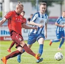  ?? FOTO: VOLKER STROHMAIER ?? Einer der Schlüssels­pieler des künftigen Verbandsli­gisten Olympia Laupheim: Simon Dilger (r.).