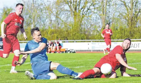  ?? FOTO: SCHERWINSK­I ?? Die TSG Ehingen (blau) kam gegen den FC Krauchenwi­es (rot) am Samstag zu einem ungefährde­ten 6:0-Erfolg.