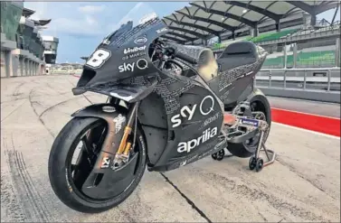  ??  ?? La nueva Aprilia para la temporada 2020, en el paddock del circuito de Sepang (Malasia).