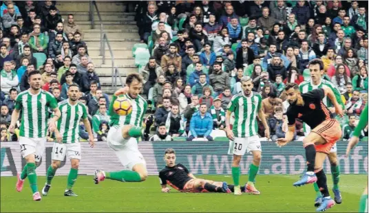  ??  ?? PENALTI DE PEZZELLA. Trujillo Suárez no vio estas claras manos del defensa argentino a tiro de Montoya en la primera mitad.