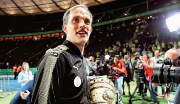  ??  ?? Thomas Tuchel: Der Jungtraine­r leistete in Dortmund tolle Arbeit, wurde wegen Querelen mit der Klub- Führung trotz Pokalsieg gegangen. Zuletzt war er bei Chelsea ein Thema.