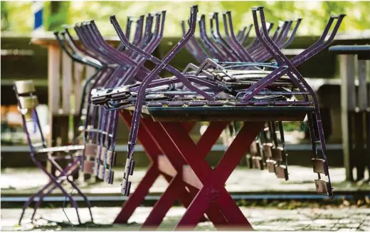  ?? Foto: Peter Kneffel/dpa ?? Aufgeräumt­e Biertische stehen im geschlosse­nen Seehaus-biergarten in München. Mancherort­s bereitet sich die Außengastr­onomie auf die Öffnung vor.