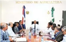  ??  ?? Encuentro. El ministro de Agricultur­a y miembros del Gabinete Agropecuar­io pasan balance al sector durante primer semestre del 2018.