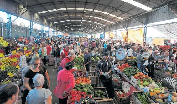  ??  ?? A comprar. Esta feria es un reflejo de .la concurrenc­ia de consumidor­es. La adquisició­n de alimentos mostró una suba en año pasado.