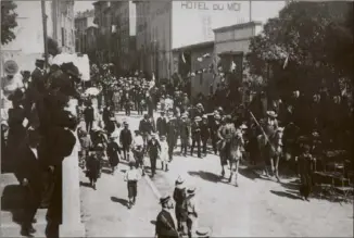  ?? (Photos DR et Collection J.-P. Vieu) ?? Premier paseo (défilé avant corrida) à Fréjus, en , le long de la rue de la Liberté (devenue rue du Général de Gaulle) et en fanfare.