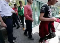  ?? (Photo Franz Chavaroche) ?? Rattrapés en gare de Menton-Garavan (ci-dessus), les migrants tentent de plus en plus leur chance par la vallée de la Roya.