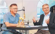  ??  ?? Christian Skrodzki bringt zum Gespräch mit Karl- Anton Maucher eine Bambi- Auszeichnu­ng mit.