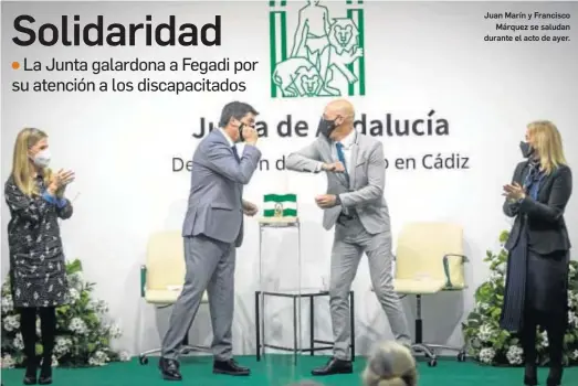  ?? JESÚS MARÍN ?? Juan Marín y Francisco
Márquez se saludan durante el acto de ayer.