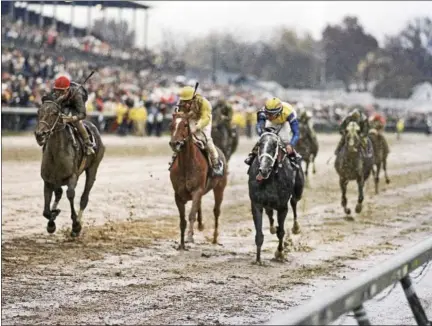  ?? JOHN SWART - THE ASSOCIATED PRESS FILE ?? In this Nov. 5, 1988file photo, Personal Ensign, left, caps her brilliant unbeaten career with a win in the Breeders’ Cup Distaff at Churchill Downs in Louisville, Ky. Winning Colors, right, finished second and Goodbye Halo, center, finished third.