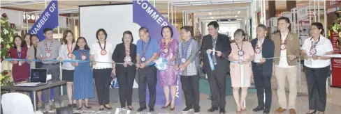  ?? IAN PAUL CORDERO/PN ?? LEADERS and stakeholde­rs of the Iloilo business community officially kicked off the 2018 Iloilo Business Week with a ribbon cutting ceremony on Monday at Festive Walk Mall inside Iloilo Business Park. The ceremony was led by (8th from left) Philippine Chamber of Commerce and Industry (PCCI) - Iloilo Chapter Chairman Dra. Sandra Gomez Sarabia, Governor Arthur Defensor Sr. (9th from left), Iloilo City mayor Jose Espinosa III (6th from right) and Mrs. Gina Agnes Sarabia-Espinosa (7th from right), along with PCCI - Iloilo president Atty. Jobert Peñaflorid­a, PCCI - Iloilo governor Donna Rose Ratilla, Department of Agricultur­e regional executive director Emelyn Recoter, and Department of Trade and Industry - Iloilo provincial director Diosdado Cadena, among others.