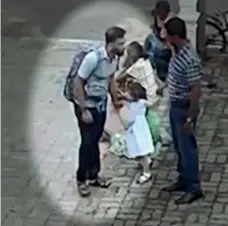  ??  ?? Il kamikaze con lo zainetto in spalla sta per entrare in chiesa, dove si farà esplodere. Sfiora la bambina che incrocia i suoi passi. A destra, lo strazio per le vittime in Sri Lanka