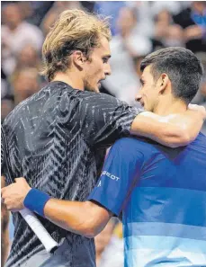  ?? FOTO: JOHN MINCHILLO/DPA ?? Feine Geste nach dreieinhal­b Stunden feinsten Sports: Sieger Novak Djokovic (re.) und Alexander Zverev umarmen sich.