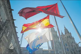  ?? FOTO: EFE ?? Banderas a media asta en la plaza del Obradoiro de Santiago de Compostela