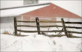  ?? GENE WALSH — DIGITAL FIRST MEDIA ?? Snow blows against a fence surroundin­g a farm along West 3rd Avenue in Trappe on Thursday.