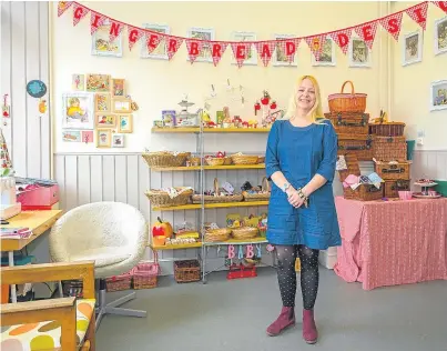  ?? Picture: Sarah Burns. ?? Nicola Barker-Harrison of Gingerbrea­d Designs puts her work on display at Burntislan­d Railway Station as part of the Artline Open Doors Weekend.
