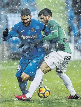  ?? FOTO: GETTY IMAGE ?? Jorge Molina y Ezequiel disputan un balón bajo la nieve.