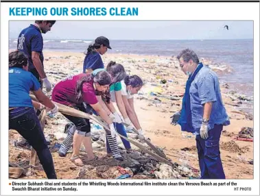  ??  ?? Director Subhash Ghai and students of the Whistling Woods Internatio­nal film institute clean the Versova Beach as part of the Swachh Bharat initiative on Sunday.