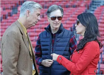  ?? STUART CAHILL / BOSTON HERALD ?? WORTHWHILE CONVERSATI­ON: Red Sox president Dave Dombrowski (left) and owner John Henry chat with Linda Pizzuti Henry last fall at Fenway.