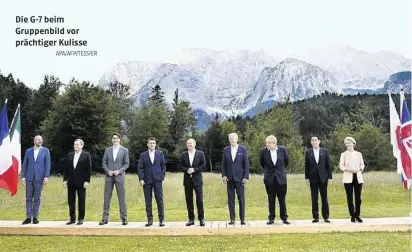  ?? APA/AFP/TESSIER ?? Die G-7 beim Gruppenbil­d vor prächtiger Kulisse