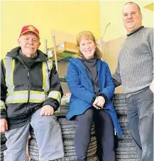  ?? MAXWELL DOUCETTE ?? Employee Ritchie Hopkins and business owners Kerry and Daniel Muise. It was a bitterswee­t and emotional day for all on March 11 when the D.K. Muise Motors closed for good in Yarmouth County.