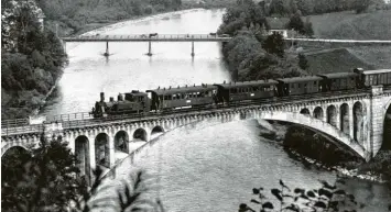  ?? Foto: Heinz Scheiter ?? Als eine technische Meisterlei­stung galt 1904 die Illerbrück­e der Lokalbahn von Memmingen nach Legau. Sie wurde ohne Stahl mit Stampfbeto­n gebaut. Nach der Sanierung gilt ihr eine Sonderauss­tellung im Bauernhofm­useum Illerbeure­n.