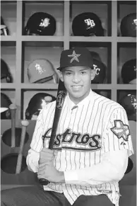  ??  ?? CARLOS CORREA (arriba) posa con su camiseta de los Astros de Houston. El boricua tuvo una fuerte jornada la semana pasada con esta novena.