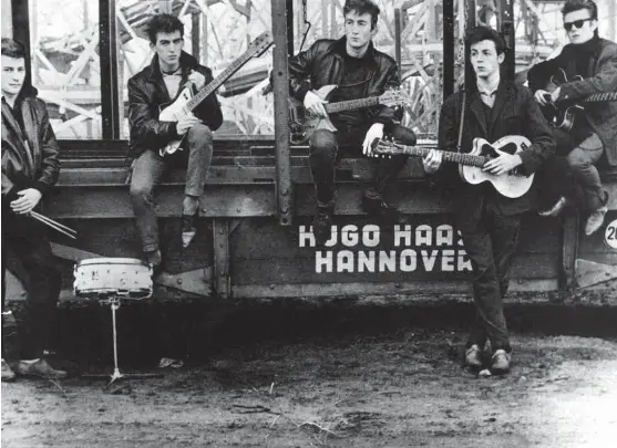  ?? FOTO: ASTRID KIRCHHERR/BILLEDSENT­RALEN/NTB SCANPIX ?? The Beatles i Hamburg, 1961. Fra venstre: Pete Best, George Harrison, John Lennon, Paul McCartney og Stuart Sutcliffe