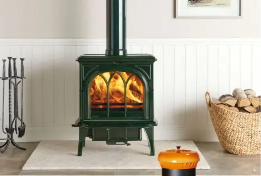  ??  ?? 1. Gothique Ce poêle à bois multicombu­stibles vert laurier fournit une combustion respectueu­se de l’environnem­ent tout en gardant une vitre propre. « Huntingdon 35 » , 2 898 €, Stovax.