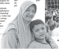  ??  ?? MASTIAH dengan anaknya, Mohd Irfan Mohd Anas. PELAJAR SK Sembirai tertarik melihat alat timbang yang digunakan menimbang berat ayam, dalam acara ‘timbang berat ayam’.
