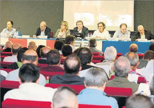  ?? FOTOS: UNCITI ?? Elgoibar acogió ayer la Asamblea General de la Federación Guipuzcoan­a de fútbol, presidida por Juan Luis Larrea