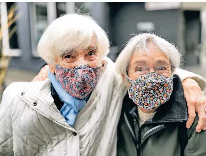  ?? RP-FOTO: STEPHAN KÖHLEN ?? Marie-Erika Brutschke (98) und ihre Tochter Heidemarie Spohr (70) tragen ihre selbstgenä­hten Masken auch in der Fußgängerz­one der Innenstadt – freiwillig.