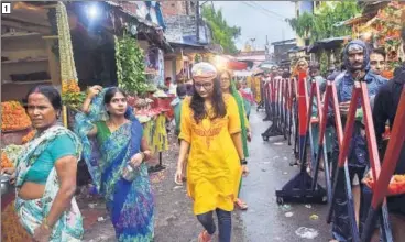  ?? DEEPAK GUPTA AND MUQEED / HT PHOTOS ?? The first Monday of ‘Saawan’ is considered auspicious for offering prayers to Lord Shiva. 1  Devotees making a beeline to Shiva temples in Lucknow on Monday morning. 2  Entering the temple premises. 3  A girl joins her hands in prayers. 4 ...