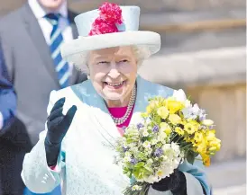  ??  ?? La reina Isabel II cumplió 93 años, ayer, y asistió a la capilla ataviada con un abrigo en tonos verde menta, a juego con un sombrero con lazo en color rosa.