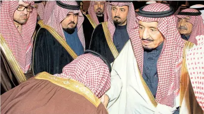  ??  ?? Am 23. Jänner 2015 nahm König Salman bin Abdulaziz Al Saud die Loyalitäts­bezeugunge­n entgegen (oben), sein Halbbruder Abdullah war soeben verstorben. Links unten: Die Nächsten in der Thronfolge sind die „beiden Mohammeds“, Kronprinz Bin Nayef (re.) und...