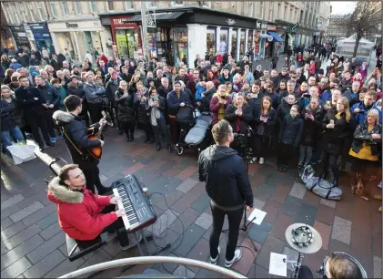  ?? Pictures: Mark Gibson ?? Former Keane singer Tom Chaplin busks to a big crowd in Buchanan Street in aid of The Big Issue