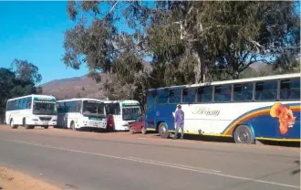  ??  ?? Die busse moes Dinsdagogg­end oorkant die skool parkeer, omdat die skool glo nie bewus was van alternatie­we parkering nie.