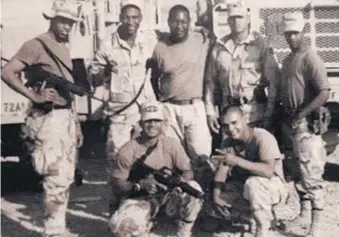 ?? FUENTE EXTERNA ?? Foto suministra­da a DL del primer grupo de oficiales que viajó a Irak en 2003.