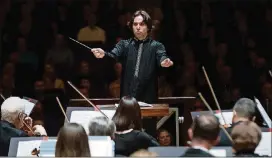  ?? JEFF ROFFMAN ?? Guest conductor Henrik Nanasi leads the Atlanta Symphony Orchestra on Thursday.