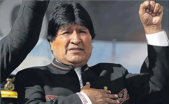  ?? JUAN KARITA / AP ?? El presidente Evo Morales canta el himno nacional boliviano en el acto de apertura de un nuevo tramo de autopista junto a La Paz