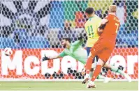  ?? — Gambar AFP ?? REMBATAN KENCANG: De Bruyne menjaringk­an gol kedua Belgium untuk menjamin kemenangan 2-1 ke atas Brazil.