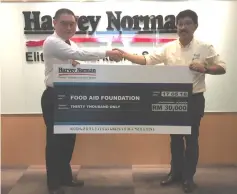  ??  ?? Ng (left) shakes hands with Chee after handing over a mock cheque of RM30,000 from Harvey Norman.