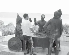  ?? PHOTOS BY RIC V. OBEDENCIO ?? Above photo shows a tourist (in t-shirt) at the Blood Compact (Sandugo) marker in Tagbilaran City. Above right photo is the Sandugo marker in Loay, Bohol. Photo at right shows students performing the re-enactment of Sandugo, celebrated in Loay, Bohol...